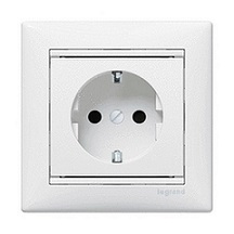 Розетка Legrand VALENA DIY с заземлением в рамку, белая (694280)